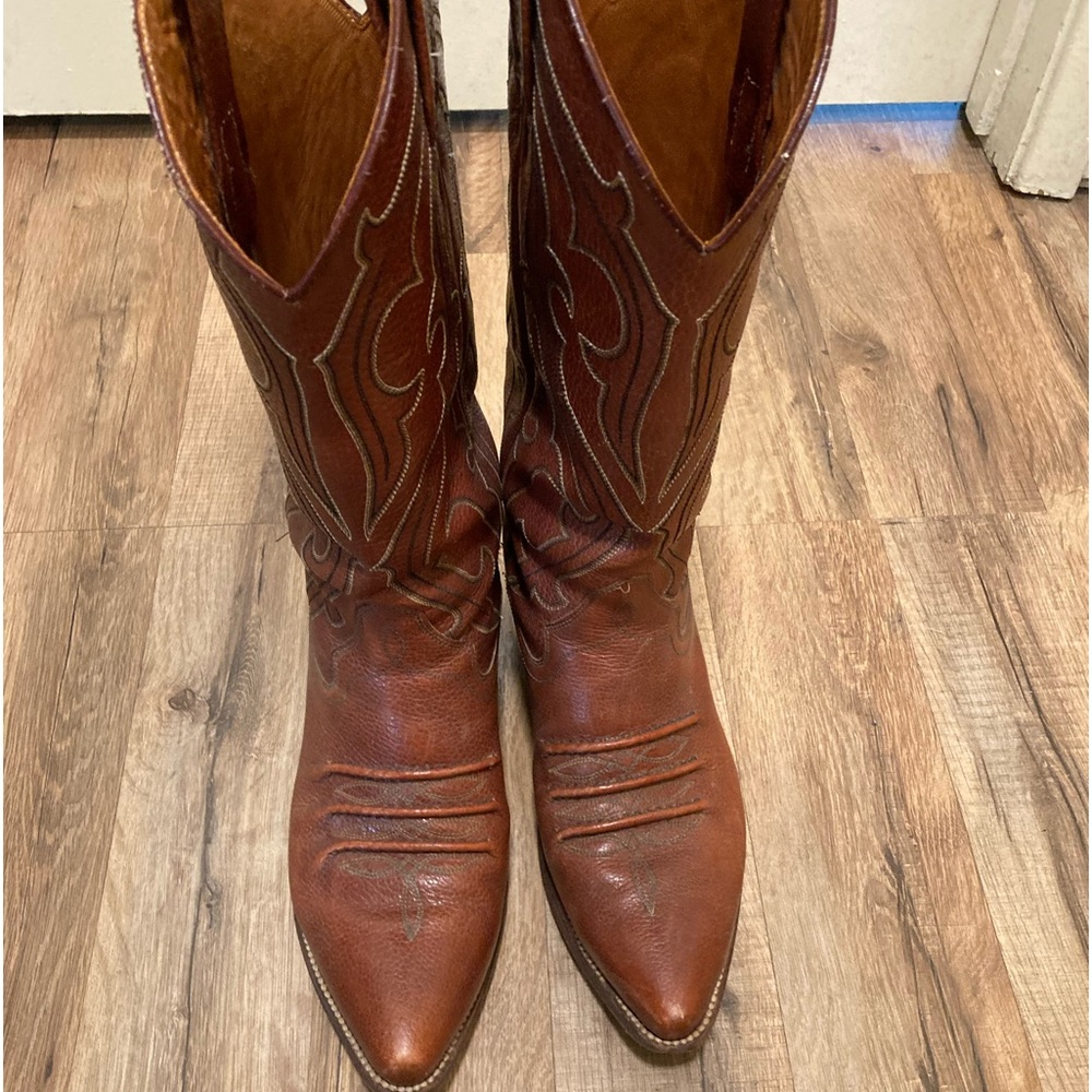 Dan post brown cowboy boots. Men’s 7.5